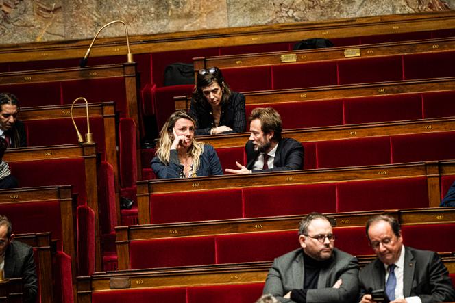 Le président du groupe socialiste à l’Assemblée nationale, Boris Vallaud, discute avec la députée écologiste de la Drôme Marie Pochon et la députée socialiste du Rhône Sandrine Runel (en haut). En bas à droite, le député (Place publique) des Yvelines Aurélien Rousseau et le député socialiste de la Corrèze Francois Hollande. Au Palais-Bourbon, à Paris, le 14 janvier 2025.