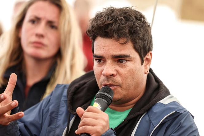 Basile Dutertre, porte-parole du groupe d’activistes écologistes français « les soulèvements de la terre », s’exprime lors d’une conférence de presse dans le cadre de l’événement « Les Resistantes », un rassemblement de quatre jours organisé par plusieurs associations écologistes sur le plateau du Larzac à La Couvertoirade, dans le sud de la France, le 4 août 2023.