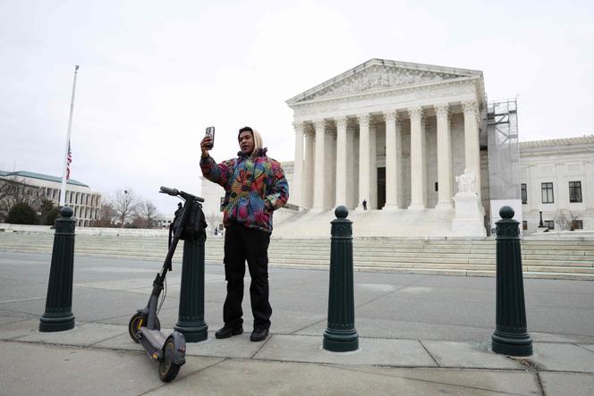Devant la Cour suprême des Etats-Unis, à Washington, le 17 janvier 2025.