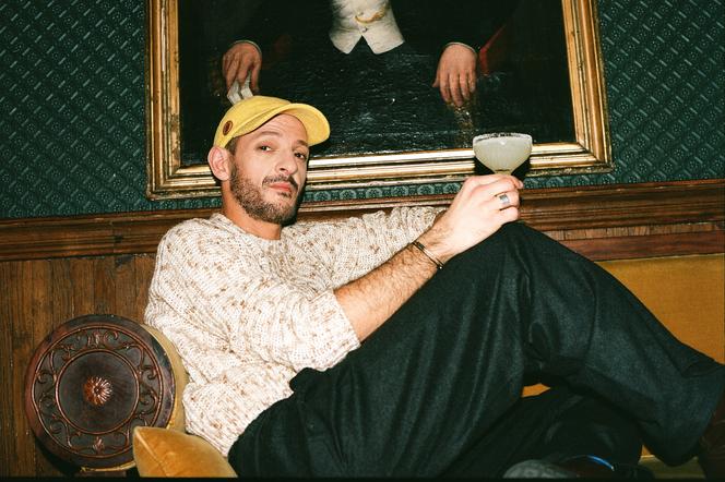 Vincent Dedienne, no bar do Hôtel Providence, em Paris (10ᵉ), 7 de janeiro de 2025.