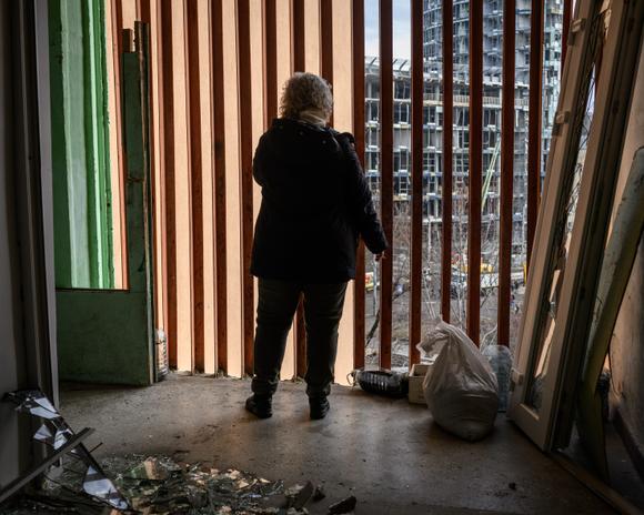 Une femme regarde les dégâts de l’attaque russe sur le quartier de Lukianivka dans le centre de Kiev, en Ukraine, le 18 janvier 2025.