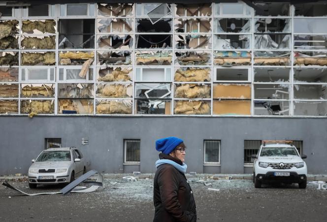 Près du site d'impact d'un missile russe qui a tué trois personnes, à Kiev, le 18 janvier 2025.