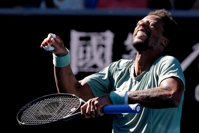 Gaël Monfils comemora a vitória sobre Taylor Fritz na terceira rodada do Aberto da Austrália, em Melbourne, no dia 18 de janeiro de 2025.
