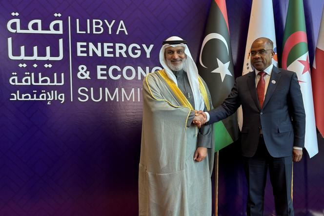 Le secrétaire général de l’OPEP, Haitham Al-Ghais (à gauche), et le ministre libyen du pétrole et du gaz, Khalifa Abdulsadek, lors du Sommet libyen sur l’énergie et l’économie, à Tripoli, le 18 janvier 2025.