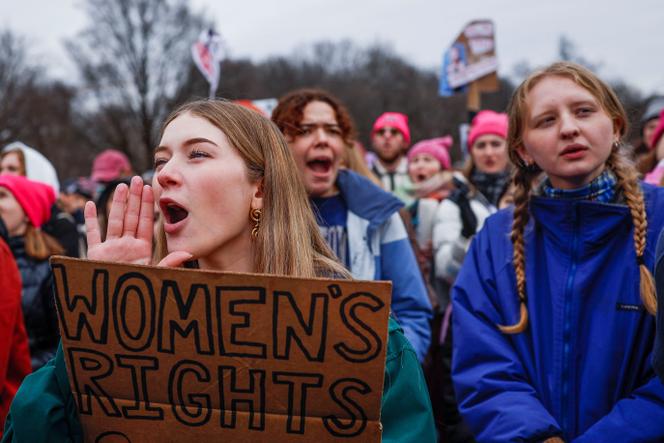Des milliers de personnes ont défilé pour protester contre le président élu Donald Trump et ses priorités politiques, samedi 18 janvier, à Washington. 
