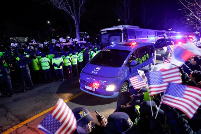A carreata do presidente sul-coreano deposto, Yoon Suk Yeo, à chegada ao centro de detenção de Seul, em Uiwang, Coreia do Sul, em 18 de janeiro de 2025.