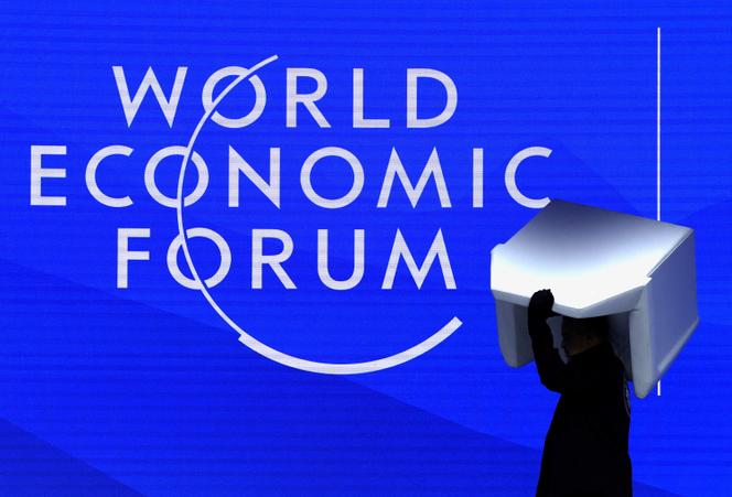 Préparation de la salle plénière avant l’ouverture du Forum économique mondial à Davos (Suisse), le 18 janvier 2025.