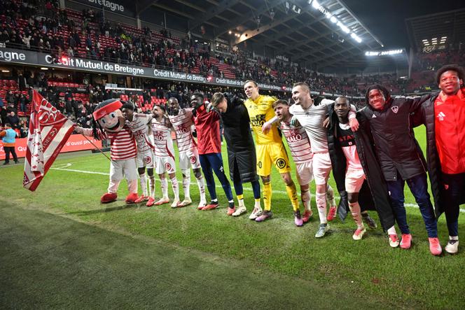 Stade Brestois players celebrate their Ligue 1 victory over Rennes (2-1) on Saturday, January 18.