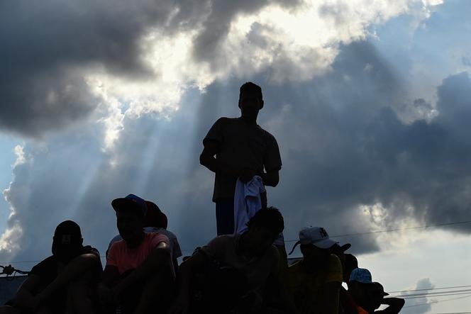 Des personnes déplacées à la suite de récents affrontements entre groupes armés arrivent dans la municipalité de Tibu, dans le département de Norte de Santander, en Colombie, le 18 janvier 2025.