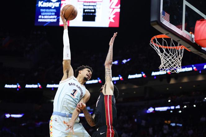 Victor Wembanyama durante a partida entre o San Antonio Spurs e o Miami Heat, em 19 de janeiro de 2025 em Miami (Flórida).