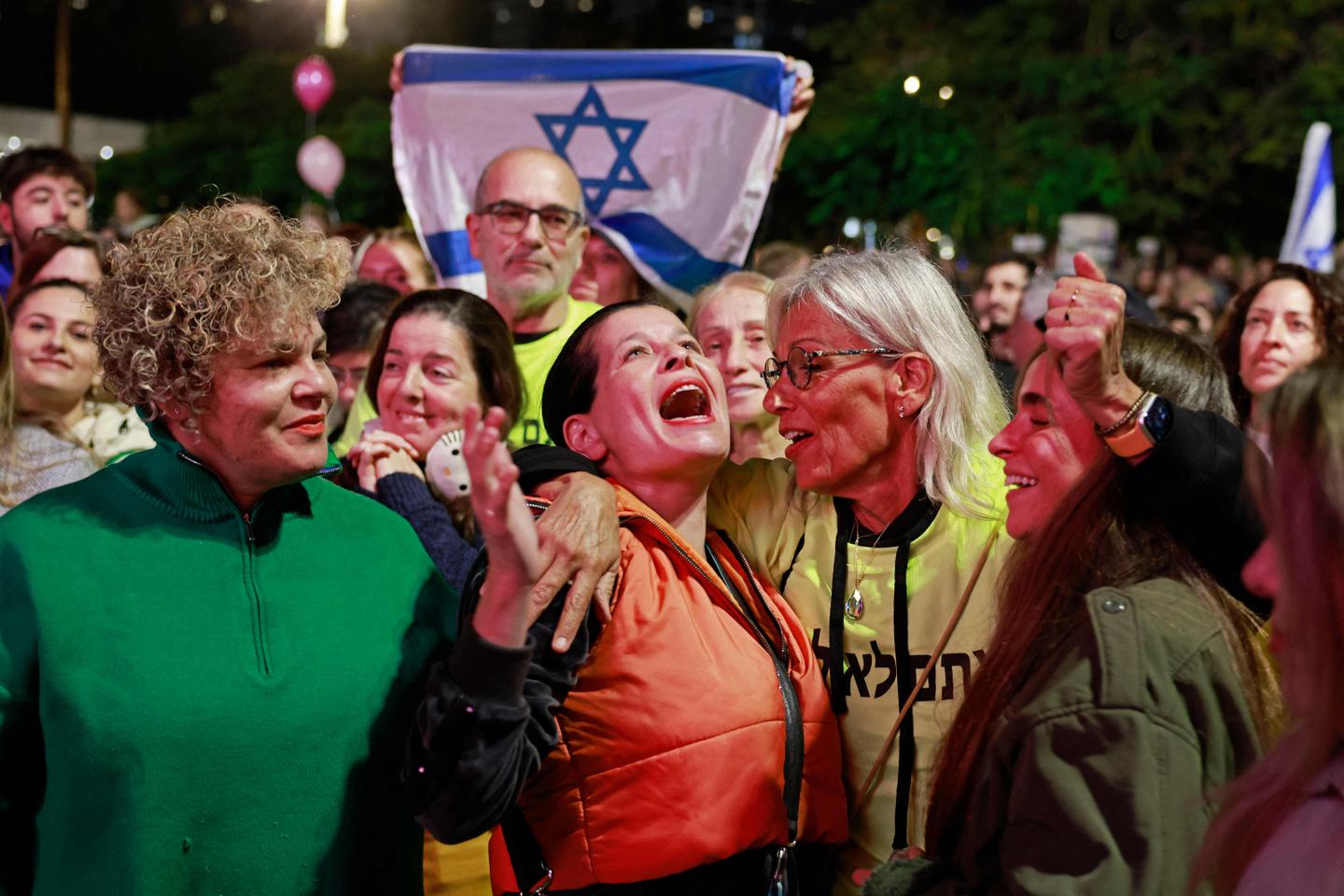 Israel-Hamas ceasefire: joy and relief in Tel Aviv's "hostage square" after the release of three young women