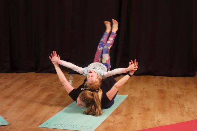 Cours de yoga pour enfants et leurs parents par Compagnie Maya.