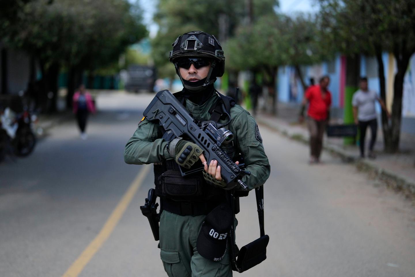 Colombia vows 'war' as guerrilla violence kills 100