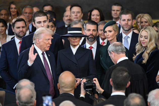 Au cours de sa prestation de serment en tant que 47ᵉ président des Etats-Unis, à Washington, le 20 janvier 2025, Donald Trump a juré de défendre la Constitution.