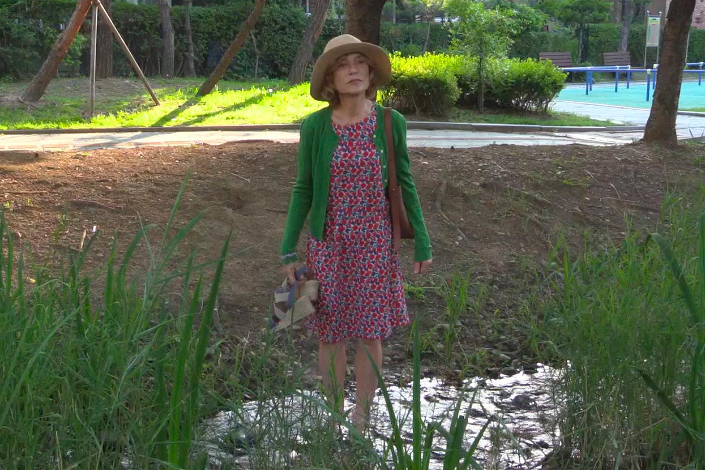 Dans « La Voyageuse », de Hong Sang-soo, Isabelle Huppert est délicieusement « lost in...