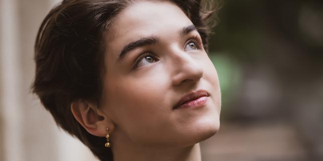 La pianiste Bella Schütz se révèle dans une lumineuse confrontation de Bach et de Chopin