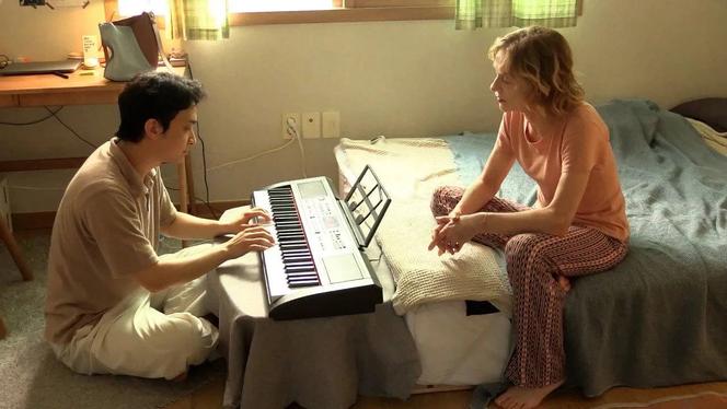 Isabelle Huppert dans le film « La Voyageuse », de Hong Sang-soo.