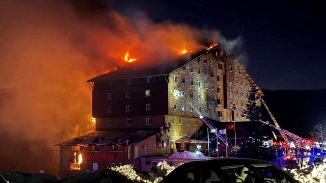 Un incendie nocturne dans un hôtel de la station de ski de Kartalkaya, dans la province de Bolu, en Turquie, le 21 janvier 2025.