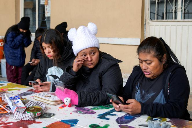 Denia Mendez, 32 ans, originaire du Honduras, à côté de sa fille Sofia, 15 ans, toutes deux demandeuses d’asile depuis treize mois, réagit à un courriel des douanes américaines et de la protection des frontières (CBP) l’informant que son rendez-vous avec le CBP prévu le 21 janvier a été annulé, le jour de l’investiture du deuxième mandat présidentiel de Donald Trump, dans un refuge, à Piedras Negras, au Mexique, le 20 janvier 2025. 