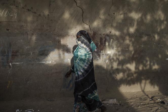 Une femme marche dans une rue de N’Djamena, en avril 2011.