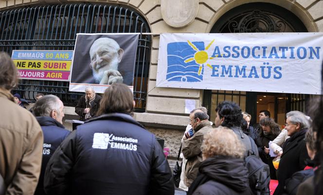 Des membres de l'association Emmaüs devant leur siège, à Paris le 22 janvier 2011.