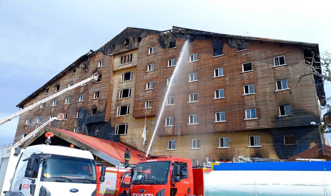 Des pompiers s’efforcent d’éteindre un incendie dans un hôtel de la station de ski de Kartalkaya, dans la province de Bolu, en Turquie, le 21 janvier 2025. 