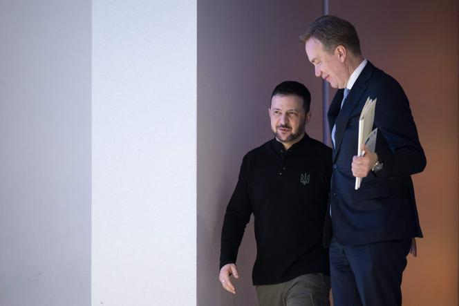 Le président ukrainien, Volodymyr Zelensky, avec Borge Brende, président-directeur général du Forum économique mondial, à la réunion annuelle du Forum économique mondial (WEF) à Davos (Suisse), le 21 janvier 2025.