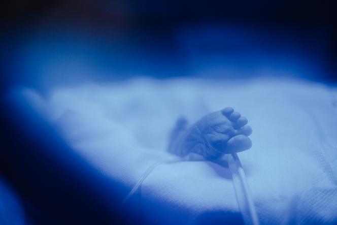 Le pied de Gabin photographié à travers sa couveuse, à 9 jours de vie, après une naissance très prématurée à 25 semaines d’aménorrhée, en réanimation néonatale du CHU de Rennes, le 30&nbsp;mai&nbsp;2023. 