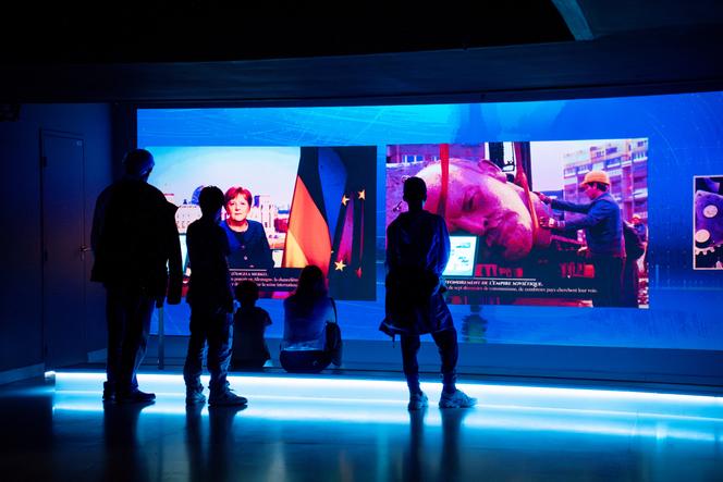 Le « couloir du temps », frise chronologique et interactive de la Cité de l’histoire, à l’arche de la Défense, à Puteaux (Hauts-de-Seine), en octobre 2023.