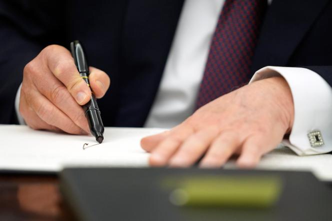Le président américain, Donald Trump, signant un décret à la Maison Blanche, à Washington, le 20 janvier 2025.