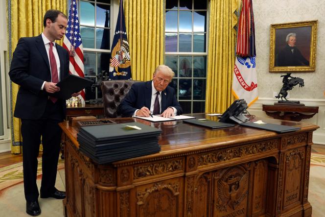 Ο Πρόεδρος των ΗΠΑ Donald Trump υπογράφει την εκτελεστική εντολή που αποσύρει τις ΗΠΑ από την Παγκόσμια Οργάνωση Υγείας, στο Λευκό Οίκο της Ουάσινγκτον στις 20 Ιανουαρίου 2025.