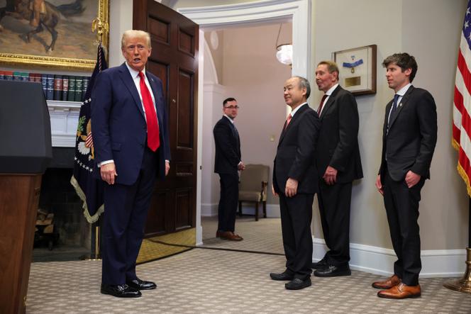 Le président américain, Donald Trump, avec Larry Ellison, cofondateur d’Oracle, Masayoshi Son, PDG de SoftBank, et Sam Altman, PDG d’OpenAI, dans la Maison Blanche, à Washington, le 21 janvier 2025.  