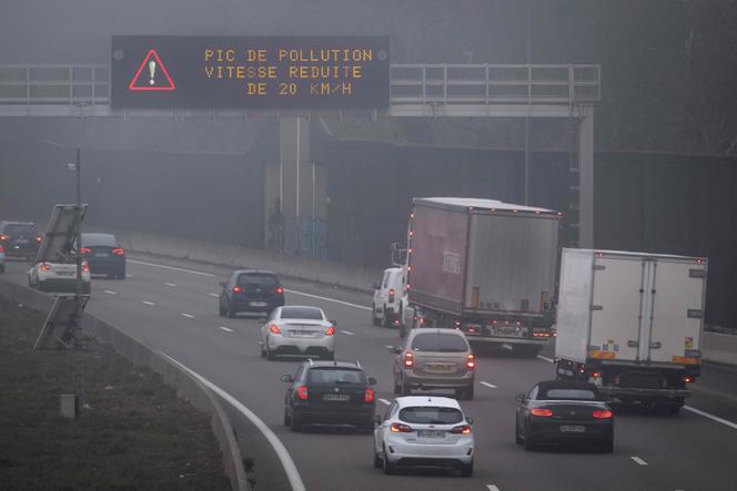 Message de pollution sur l’A36, à Mulhouse, en 2023.
