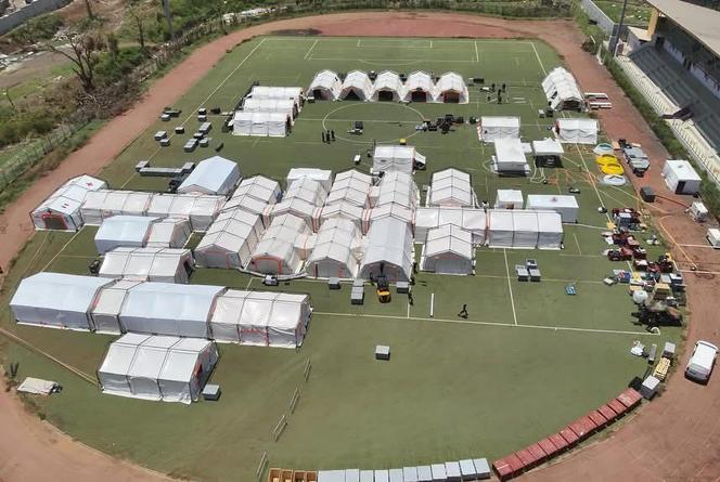 L’hôpital de campagne, installé par l’Elément de sécurité civile rapide d’intervention médicalisé sur le stade de football de Mamoudzou. 