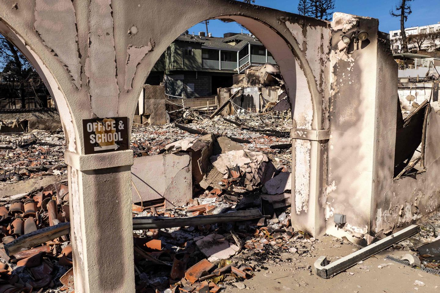 Incendies à Los Angeles : la Californie enquête sur le manque d’alerte et les retards des secours à Altadena