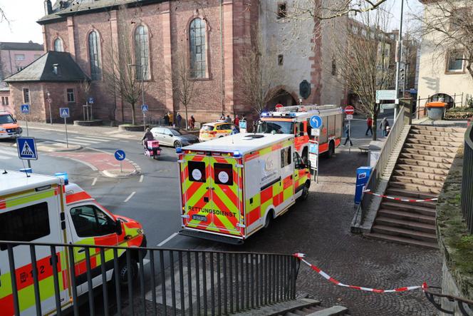 Des véhicules de secours sur la scène de l’attaque au couteau à Aschaffenbourg (Allemagne), le 22 janvier 2025.
