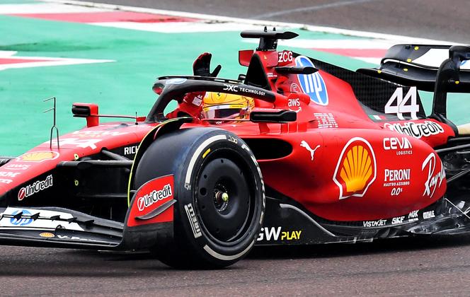 Le Britannique Lewis Hamilton au volant de sa Ferrari sur le circuit de Fiorano, près de Maranello, en Italie, le 22 janvier 2025.