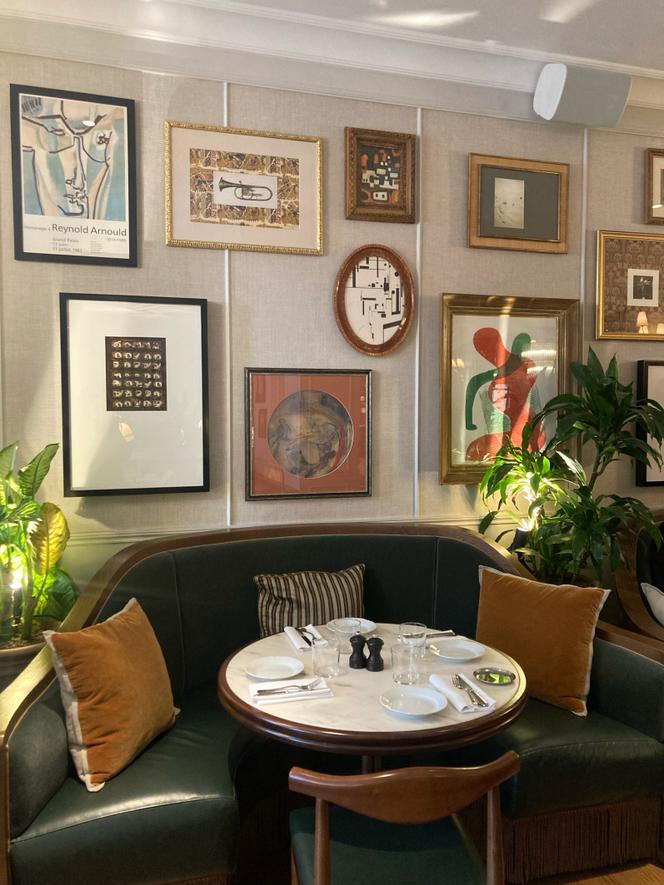 No restaurante Annette, no Grand Hotel Cayré, 4, BD Raspail, Paris 7th.