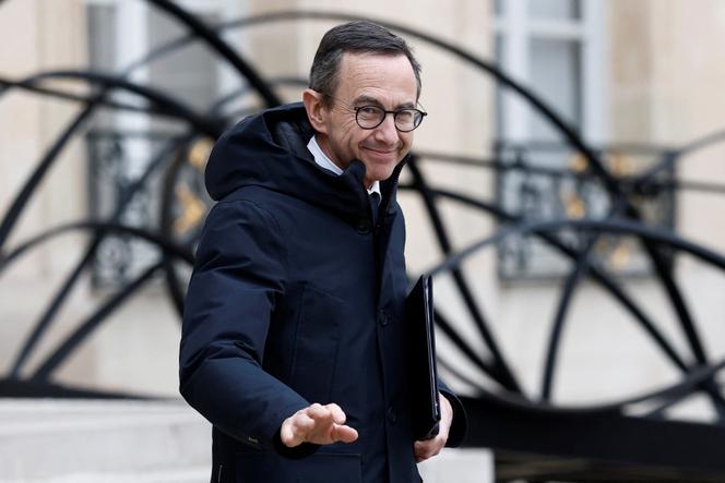 O Ministro do Interior, Bruno Retailleau, deixa o Palácio do Eliseu, em Paris, após a reunião semanal de gabinete em 22 de janeiro de 2025. 