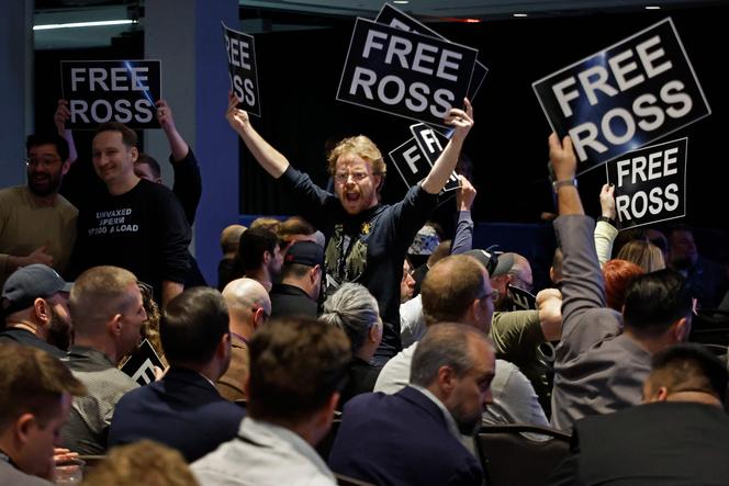 Des membres du Parti libertarien réclament la libération de Ross Ulbricht lors de la convention nationale de cette formation politique, à Washington, le 25 mai 2024. 