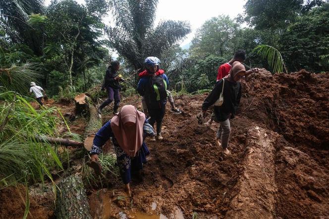 Le glissement de terrain provoqué par de fortes pluies à Mudal, près de la ville de Pekalongan, sur l’île de Java, le 22 janvier 2025.  