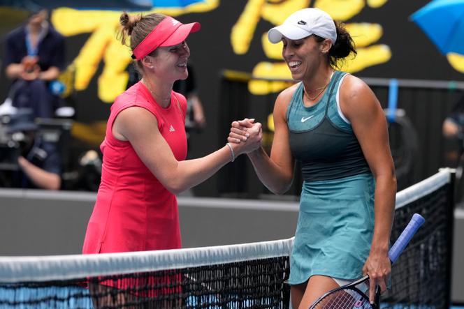 Madison Keys (à droite) serre la main de son adversaire du jour, Elina Svitolina, lors des quarts de finale de l’Open d’Australie, à Melbourne, mercredi 22 janvier 2025.