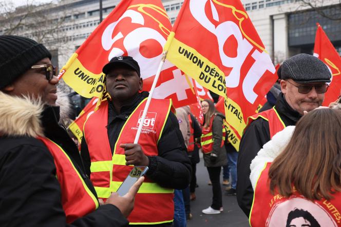 Des membres de la CGT devant le ministère de l’économie, à Paris, le 22 janvier 2025.