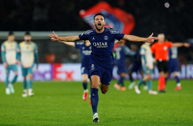 Gonzalo Ramos, do Paris Saint-Germain, comemora seu quarto gol durante a partida de futebol da Liga dos Campeões entre PSG e Manchester City no Parc des Princes, Paris, 22 de janeiro de 2025.