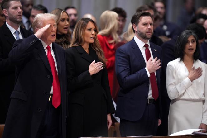 Le président Donald Trump aux côtés de la première dame, Melania Trump, du vice-président, J. D. Vance, et de son épouse, Usha Vance, lors du service national de prière à la cathédrale nationale, le 21 janvier 2025, à Washington. 