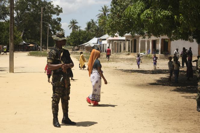 Un soldat de l’armée du Mozambique patrouille dans le village de Quionga (Mozambique), dans la province de Cabo Delgado, après des attaques terroristes en septembre 2022. 