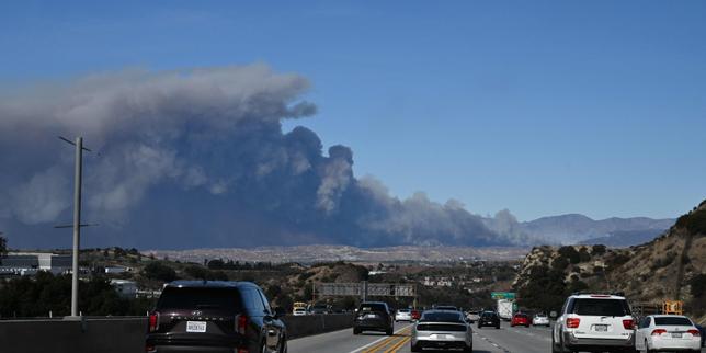 Un nouvel incendie fait rage au nord de Los Angeles, 1 400 hectares détruits en deux heures