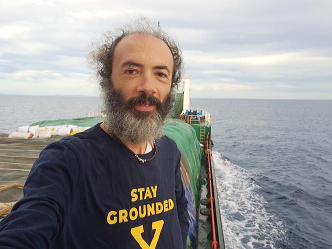 Gianluca Grimalda sur un cargo en Papouasie-Nouvelle-Guinée, le 16 octobre 2023, sept jours après son licenciement.