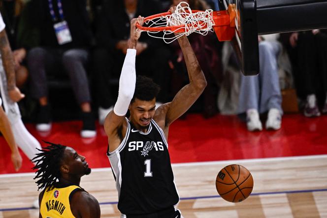 Victor Wembanyama no Dunk nos Jogos da NBA Paris entre o San Antonio Spurs e o Indiana Pacers, 23 de janeiro de 2025 em Paris.
