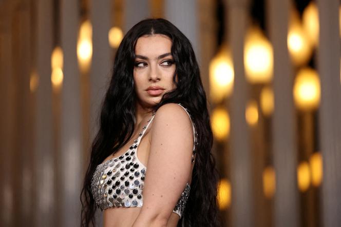 O cantor Charli XCX participa do 13º filme anual Art Gala Art+do Museu de Arte do Condado de Los Angeles, em Los Angeles (Califórnia), 2 de novembro de 2024.